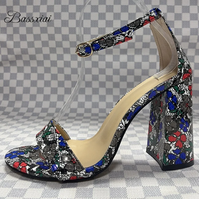 

Красочные сандалии со змеиным ремешком, женские летние туфли на массивном каблуке в лаконичном стиле с ремешками на щиколотке для девочек