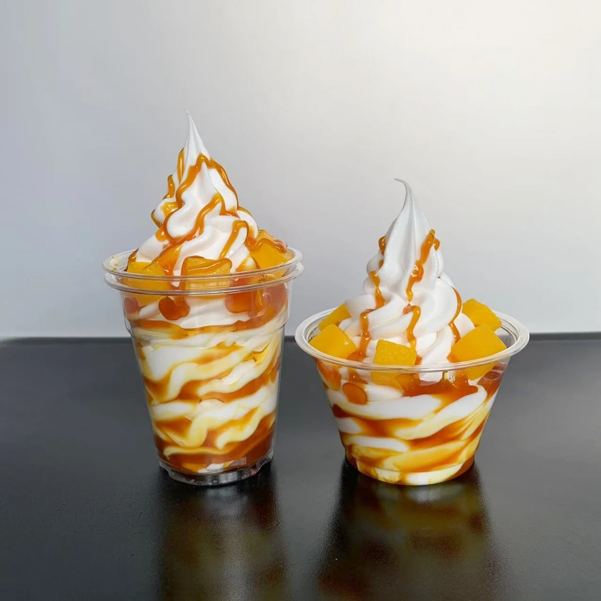 

Модель поддельной чашки для мороженого и модель десерта с поддельным мороженым - отдельный пластик + реквизит из смолы для дисплея/фотостудии/TikTok