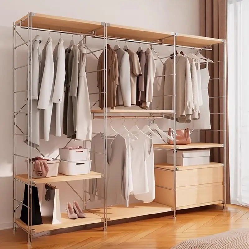 Appendiabiti da armadio aperto