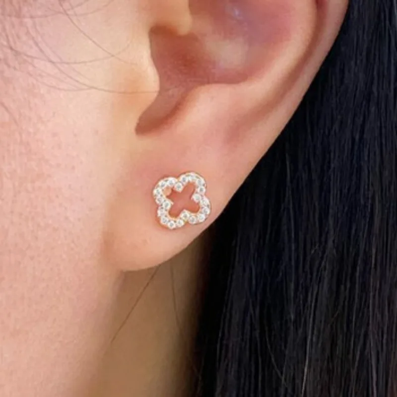 Pendientes de plata de ley 925 para mujer, aretes pequeños con forma de flor de cuatro hojas, con personalidad, con incrustaciones de circonita,