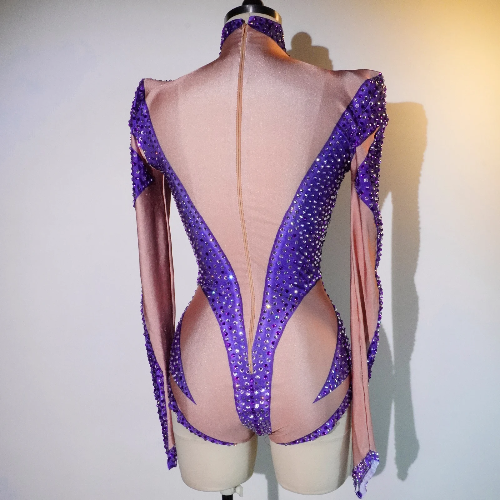 Traje de fiesta de diamantes de lujo, mono morado Sexy de alta elasticidad, leotardo con diamantes de imitación brillantes, cantante de baile, espectáculo de escenario de cristal