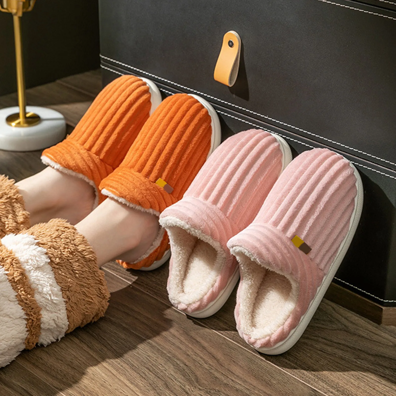 جديد الشتاء موضة النساء نِعال من الفراء غامض أفخم شبشب رجالي دافئ فروي النساء أحذية قطنية النعال الناعمة وحيد للنساء 2025 #1