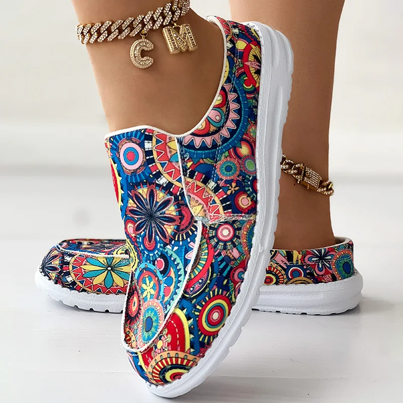 Modne buty damskie Płaskie buty na co dzień z okrągłym noskiem Buty wyjściowe Tribal Floral Print Slip On Casual Loafers