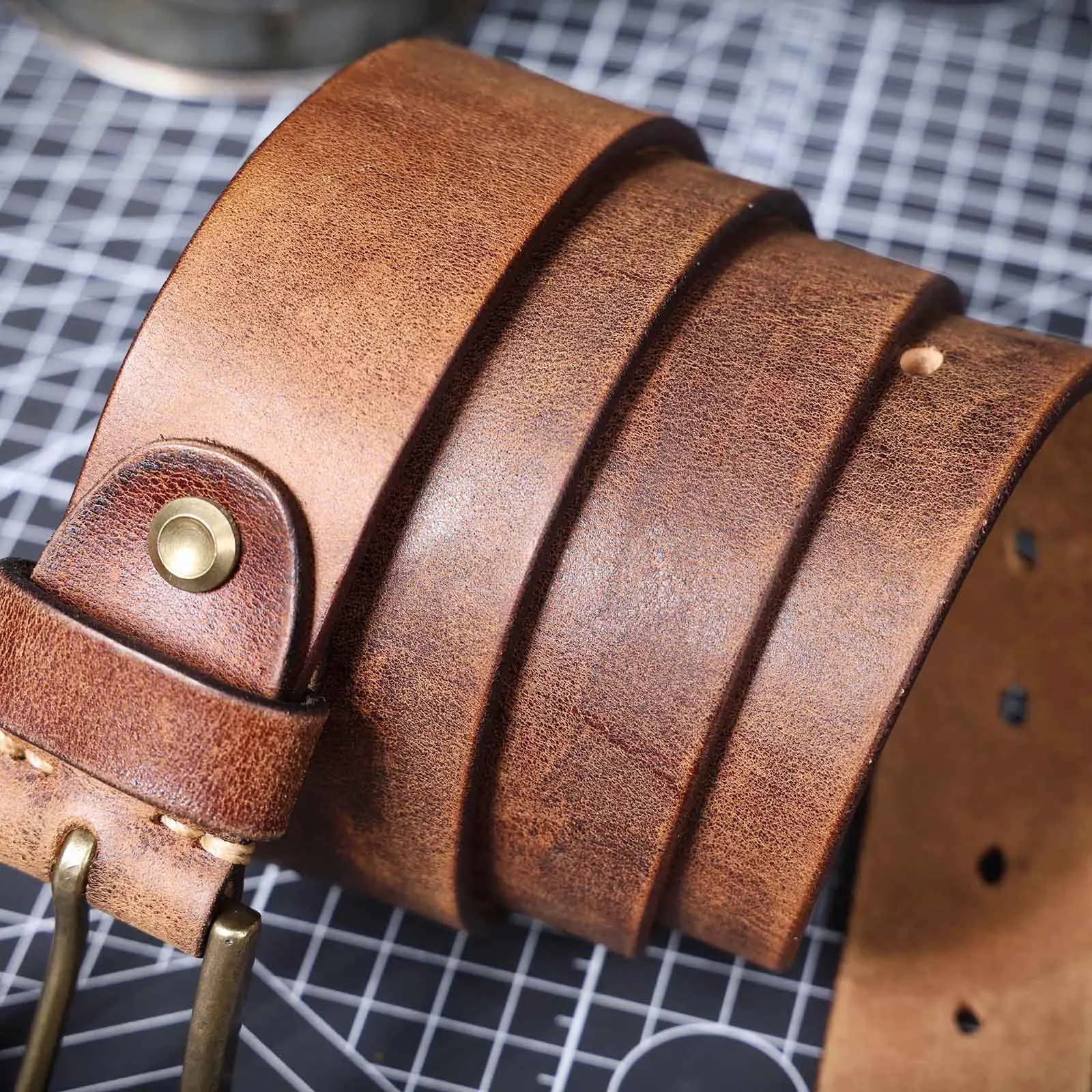 Vintage-Herrengürtel aus echtem Leder mit massiver Messingschnalle, lässiger Dornschließe-Gürtel mit Geschenkbox, verdicktes italienisches Rindsleder – Detail 15