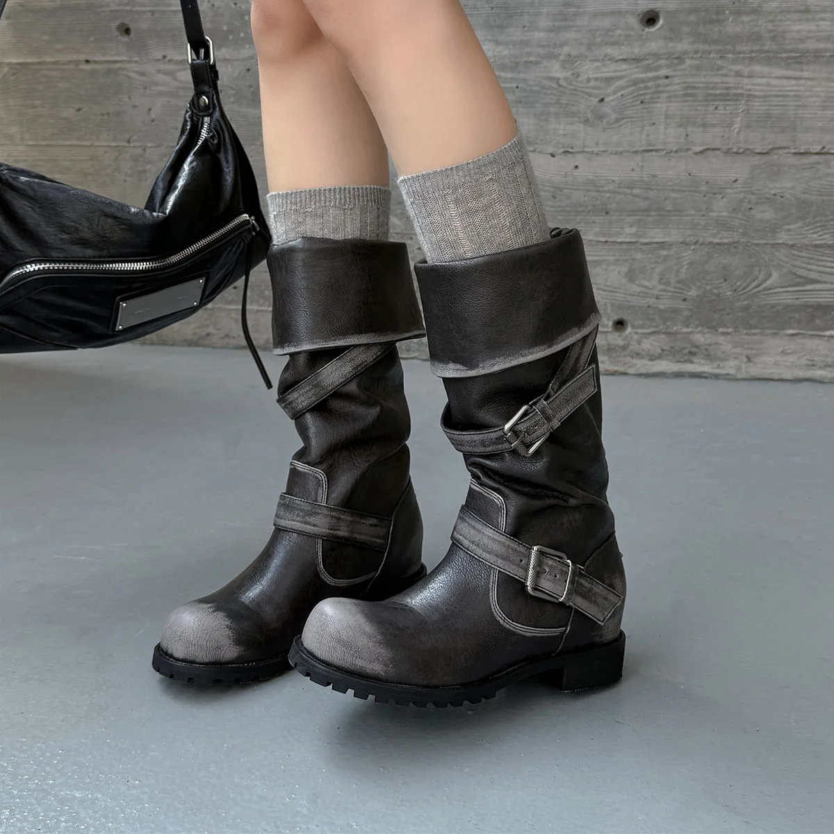 

Arden Furtado, осенние сапоги для верховой езды из воловьей кожи с увеличенным внутренним носком, слипоны на среднем каблуке, сапоги до колена с пряжкой на ремне