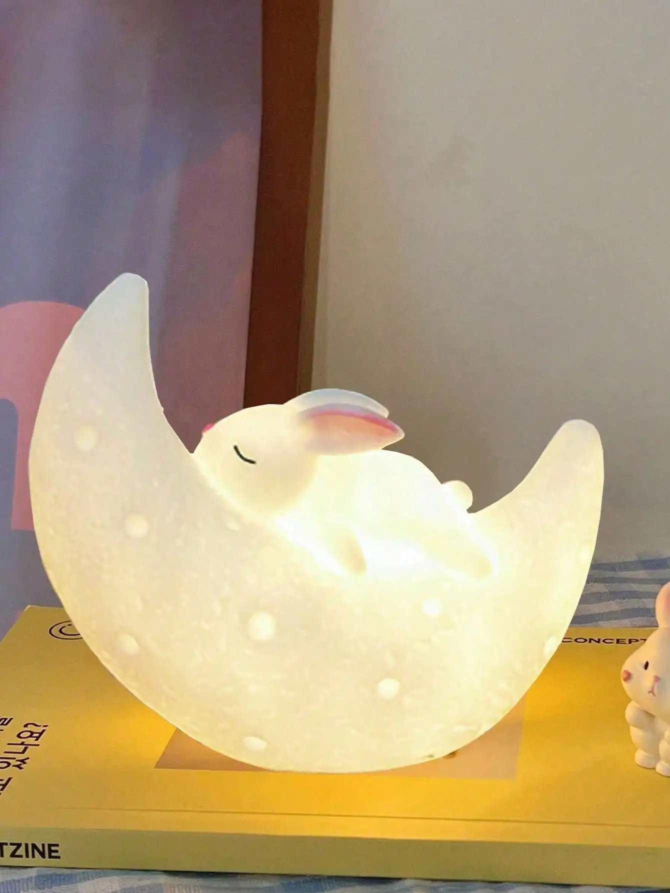 

Ночник с милым мультяшным кроликом, прикроватная лампа для спальни, декоративная маленькая настольная лампа, освещение для декора комнаты, атмосферная лампа для общежития