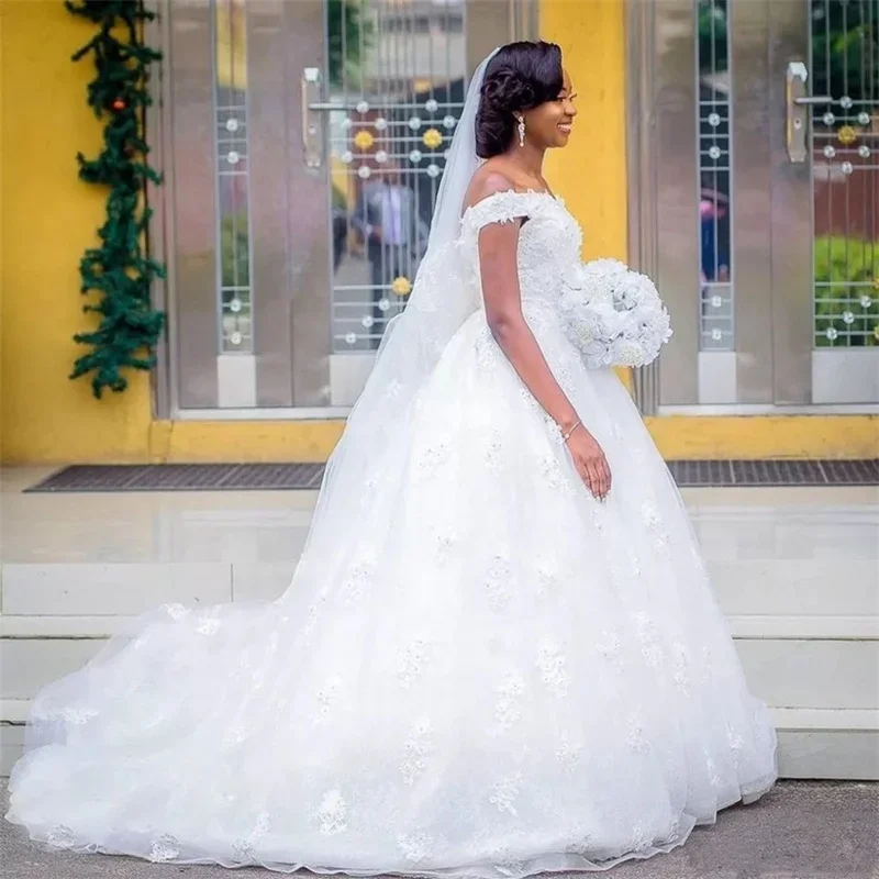 Abiti da sposa personalizzati con abito da ballo principessa africana con spalle scoperte e applicazioni in pizzo