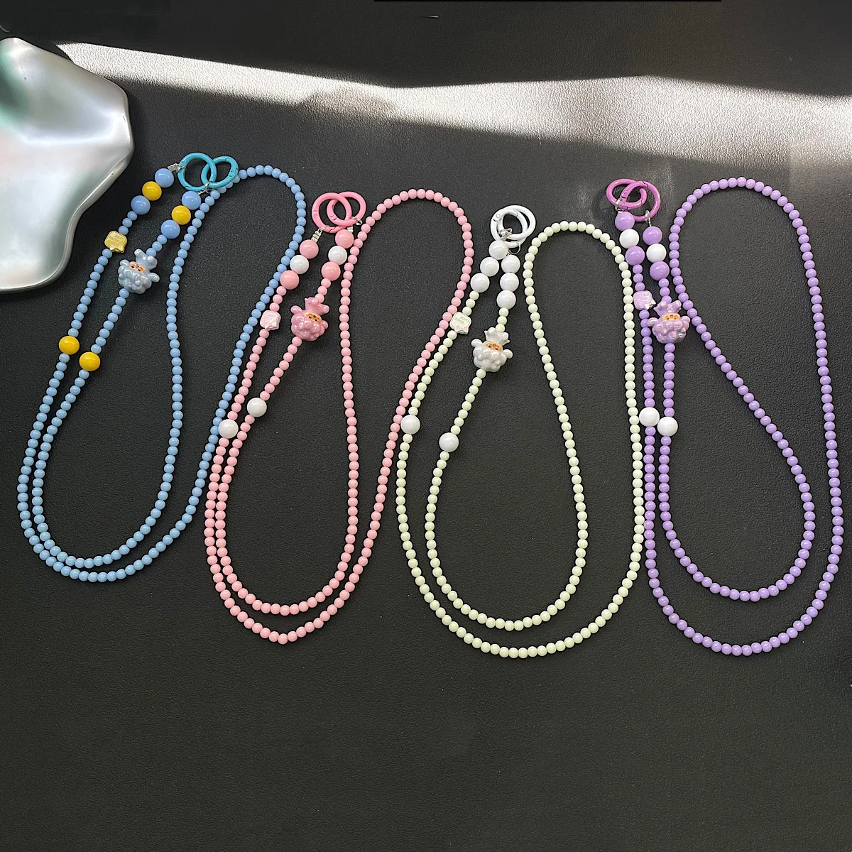 

Новая милая цветная цепочка через плечо с изображением маленького ягненка, простой акриловый брелок из бисера, подвесная цепочка с защитой от потери, кулон для телефона, ремешок