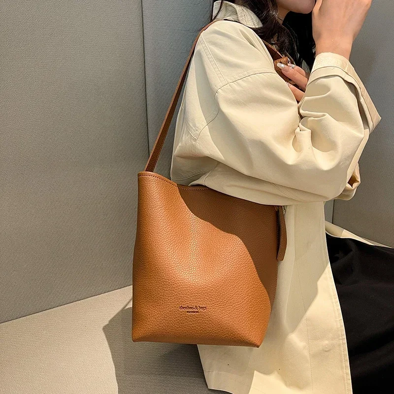 

Light Luxury Niche Bag for Women 2024 Autumn and Winter New Versatile Single Shoulder Crossbody Bag Simple Bucket Bag Paquete