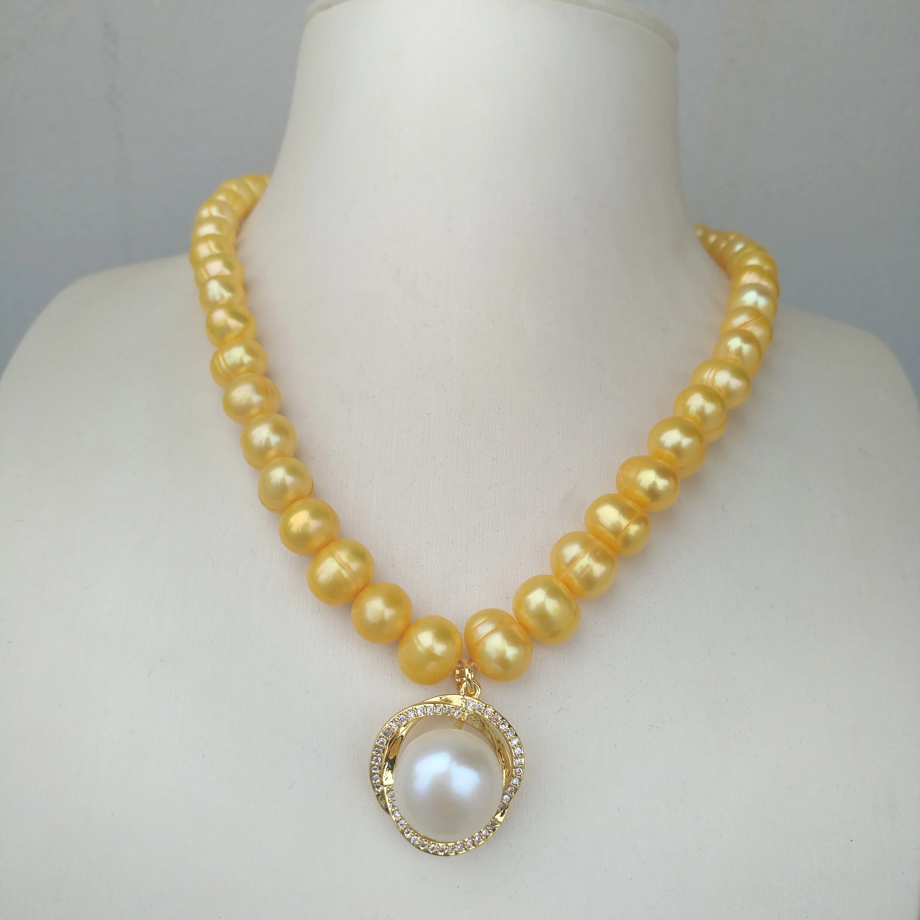 

Beautiful Design Exquisite 18in South Sea Natural Yellow Pearl Necklace White Pendant Please see more pictures