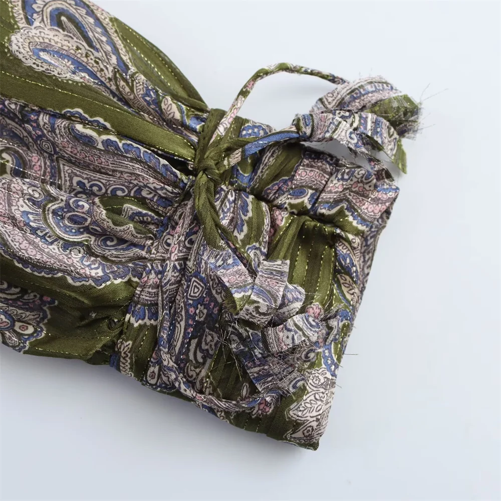 PB&ZA's new women's long-sleeved shirt features a pleated texture, classic collar and printed graphics for a modern look