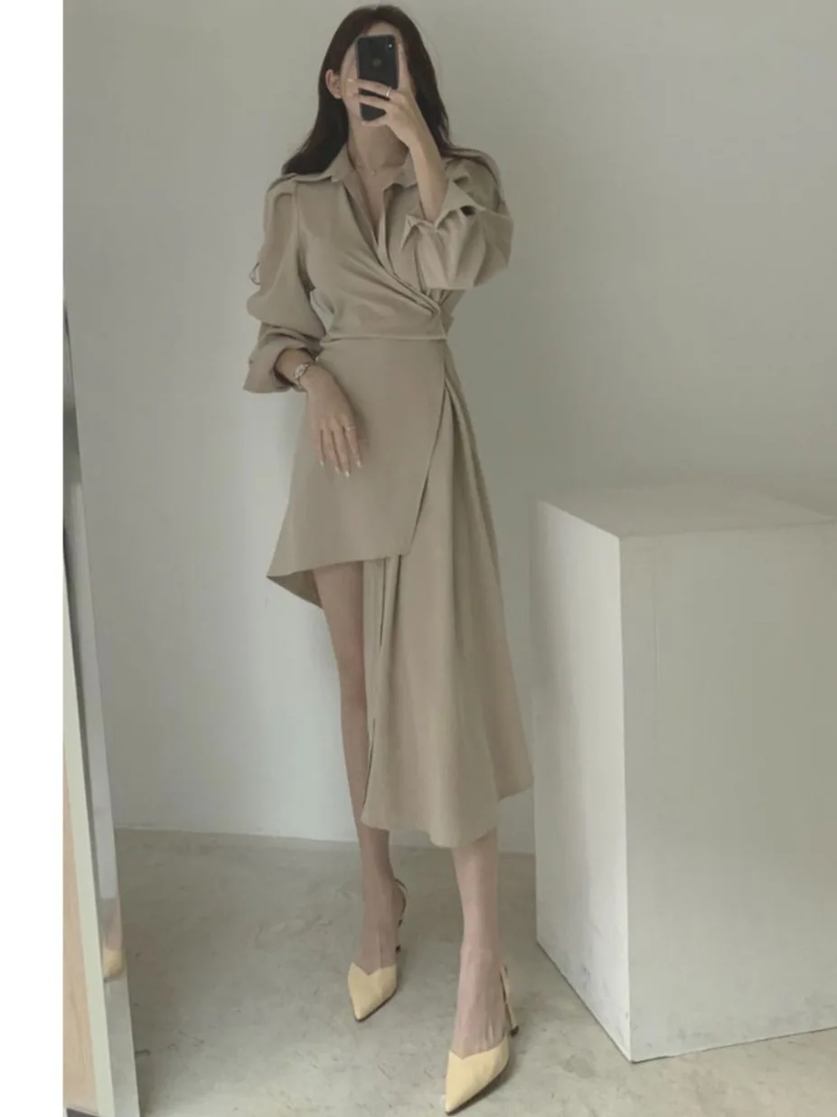 فستان قميص أنيق للخريف المبكر للنساء بزر واحد وياقة مقلوبة وطول متوسط وتصميم غير متماثل بأسلوب ناضج خفيف للارتداء اليومي #2