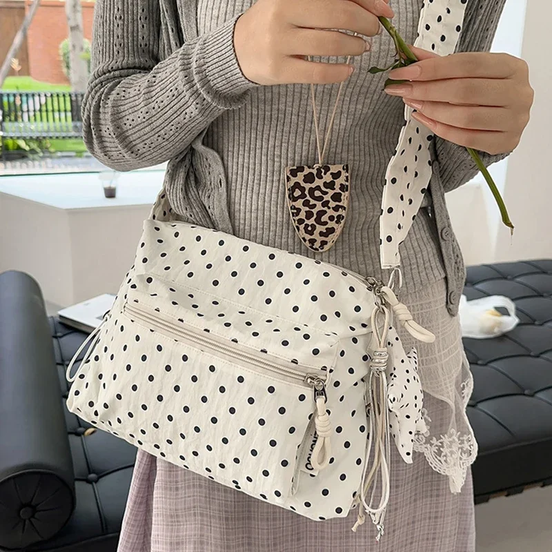 Koreanische Umhängetasche aus Segeltuch mit Polka Dots, leichte, lässige Damen-Umhängetasche für den Sommer, süße, niedliche, vielseitige Pendler-Handtasche – Detail 10