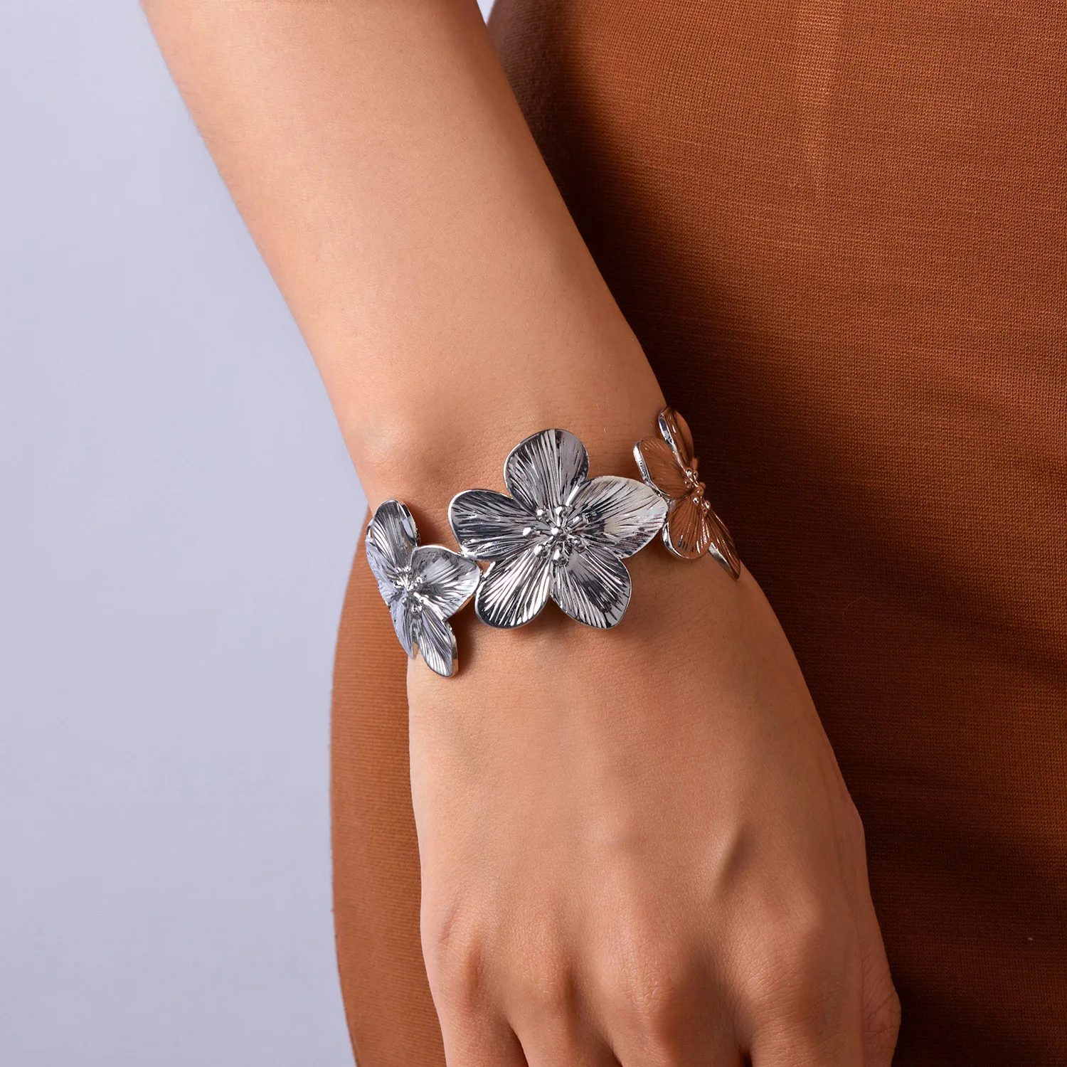 Modisches Vintage-Blumen-Armreif für Damen Trendiger Goldfarben-Metall-Armreif mit breiter Blumenöffnung Eleganter Party-Schmuck – Detail 6