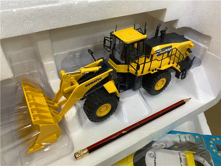 

Diecast 1:50 Scale Komatsu WA600-8 Wheel Loader Forklift Alloy Engineering Vehicle Model Collection Souvenir Ornaments