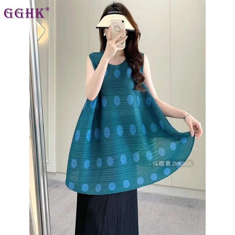 GGHK Pleated Women Casual T-shirt 2024 Summer New Round Neck Sleeveless Polka Dot Striped Design Loose Plus Size Female T-shirt