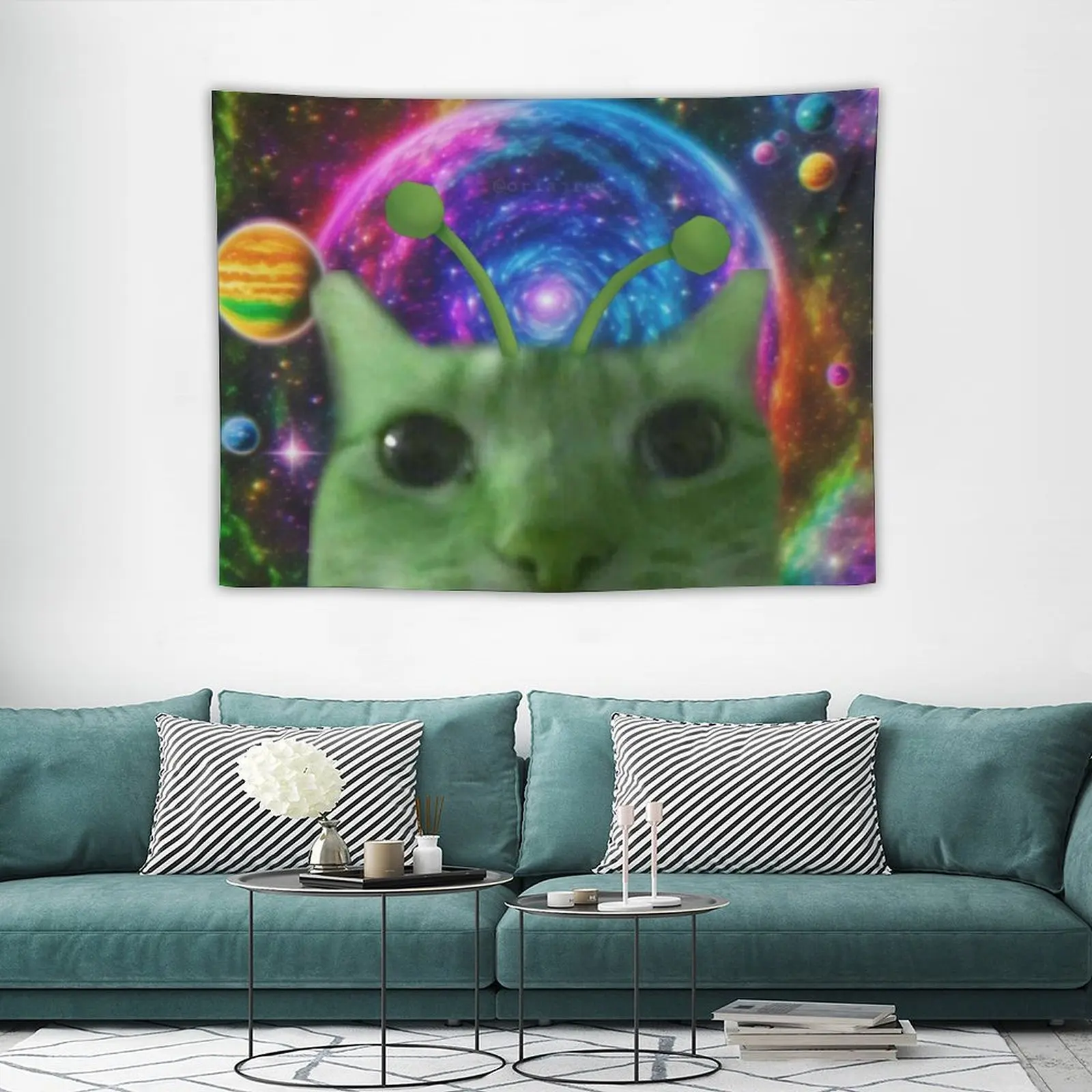 Tapiz de Gato Tabby de Ojos Verdes - Diseño de Gatito Adorable con Planetas y Estrellas, Nebulosa Rosa/Morada, Decoración de Pared de Tela Suave