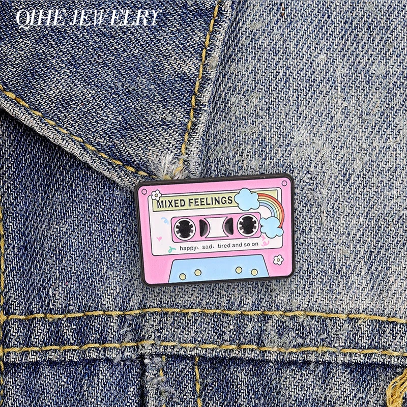 Gemischte Gefühle: Glücklich, traurig, müde – Retro-Emaille-Pin mit rosa Pastellwolken und Regenbogen-Kassette, Broschen, Taschen- und Reversabzeichen, Schmuckgeschenke