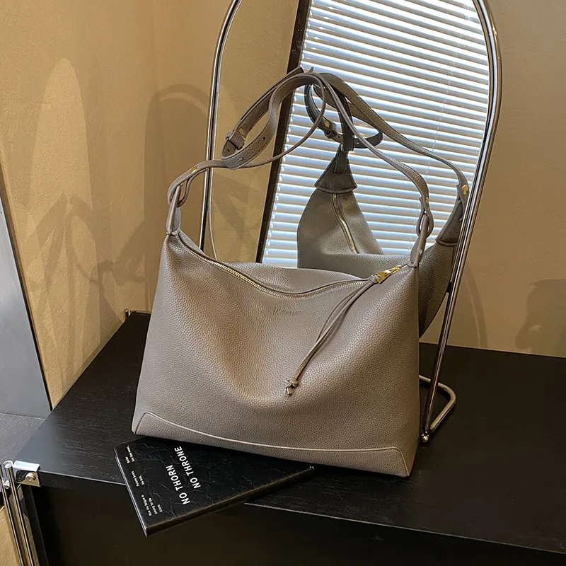 

2025 Solid Color Shoulder Bag, Chic Underarm Purse for Women, Fashion Commuter Tote, Versatile Day-to-Night Crossbody, Textured