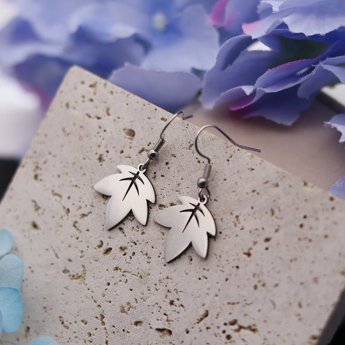 Stainless Steel Silver Plated Maple Leaf Earrings for Women Tassels Smooth Leaves Metal Ear Hook Jewelry Ear Cartilage Puncture