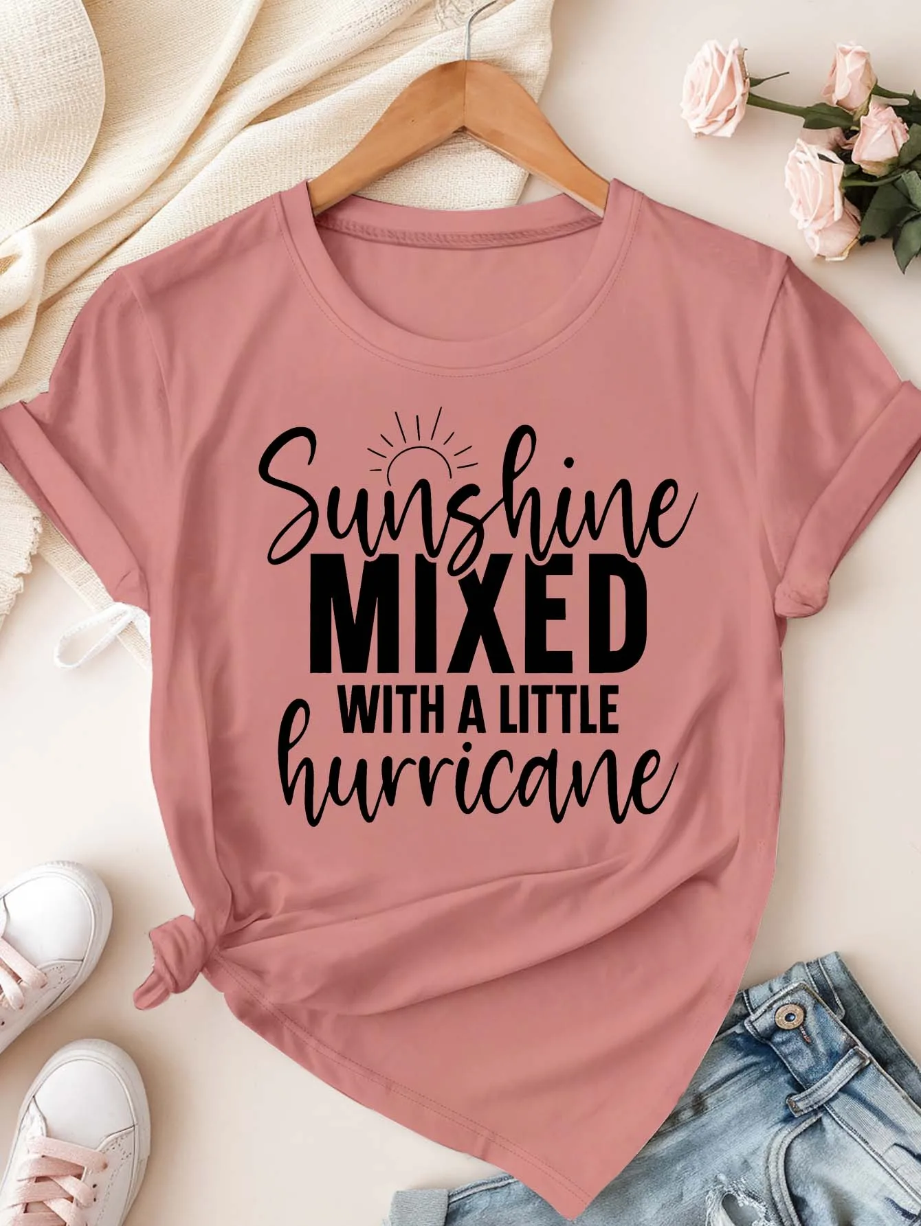 Sunshine taglie forti mescolato con una maglietta con slogan di un piccolo uragano per un'anima audace ed elegante