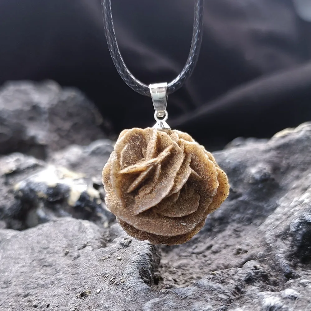 Natural Moroccan Desert Rose Stone Pendant Necklace Irregular Raw Stone Gem Mineral Specimen Necklace Men Women DIY Jewelry Gift