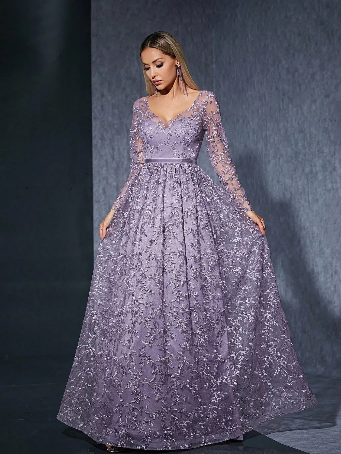 Mgiacy (non-locating flower) Langes Kleid mit V-Ausschnitt, langen Ärmeln, bestickter Spitze, durchsichtigem Satin und Gürtel mit weitem Saum – Detail 7