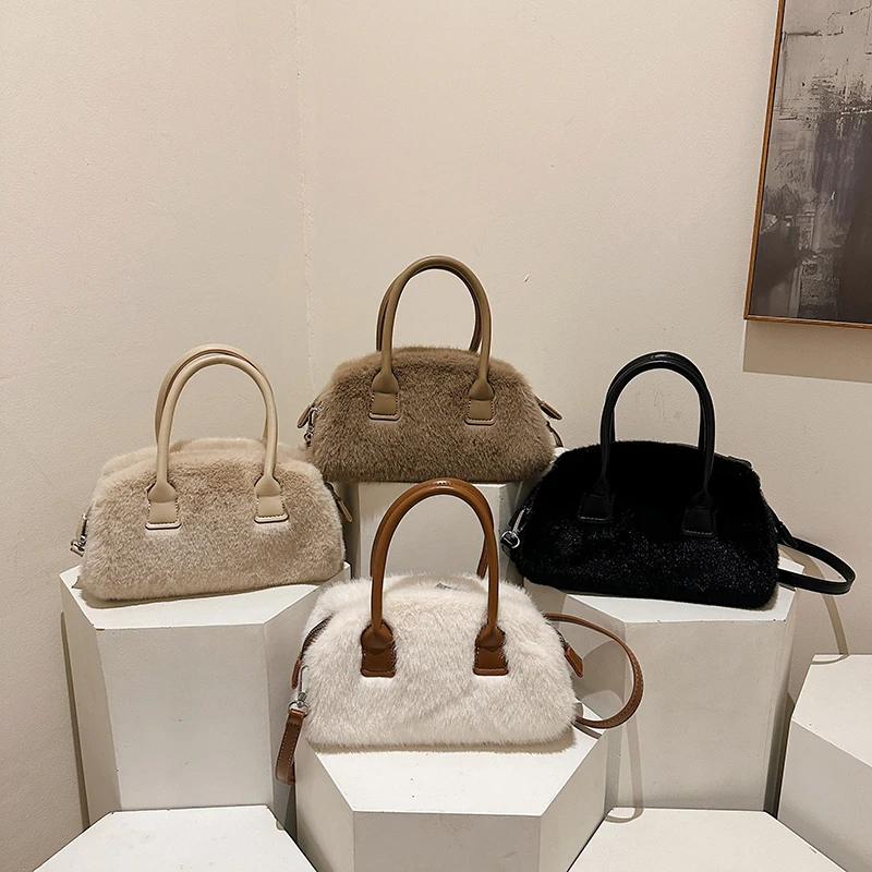 حقيبة كتف صغيرة مريحة منفوشة من الجانب الأيسر للنساء حقيبة حمل قطيفة لطيفة مع مقبض جلدي حقيبة يد شتوية ناعمة على شكل دمية دب
