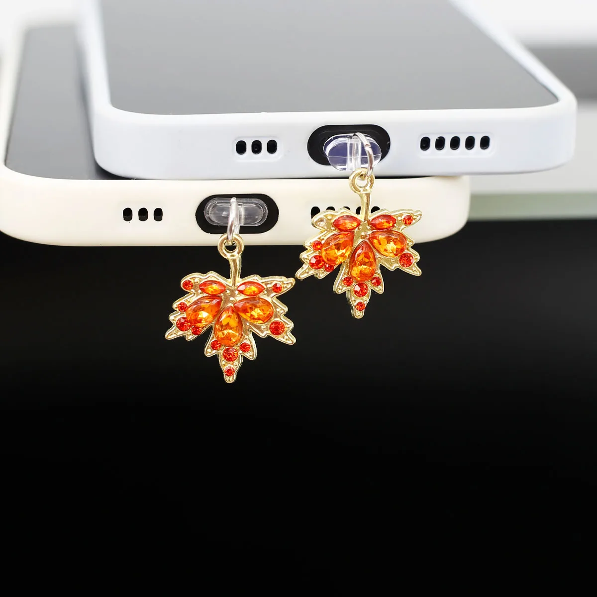 

Пылезащитная заглушка для мобильного телефона, красивый искусственный драгоценный камень, дизайн кленового листа, подвесные аксессуары, украшение для Iphone17 Type-C