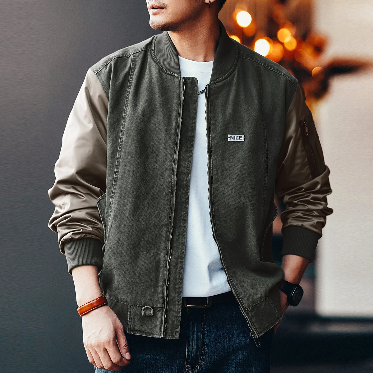 

Новая лоскутная куртка в стиле ретро мужской весной и осенью — это модная свободная и повседневная бейсбольная куртка для рабочей одежды.