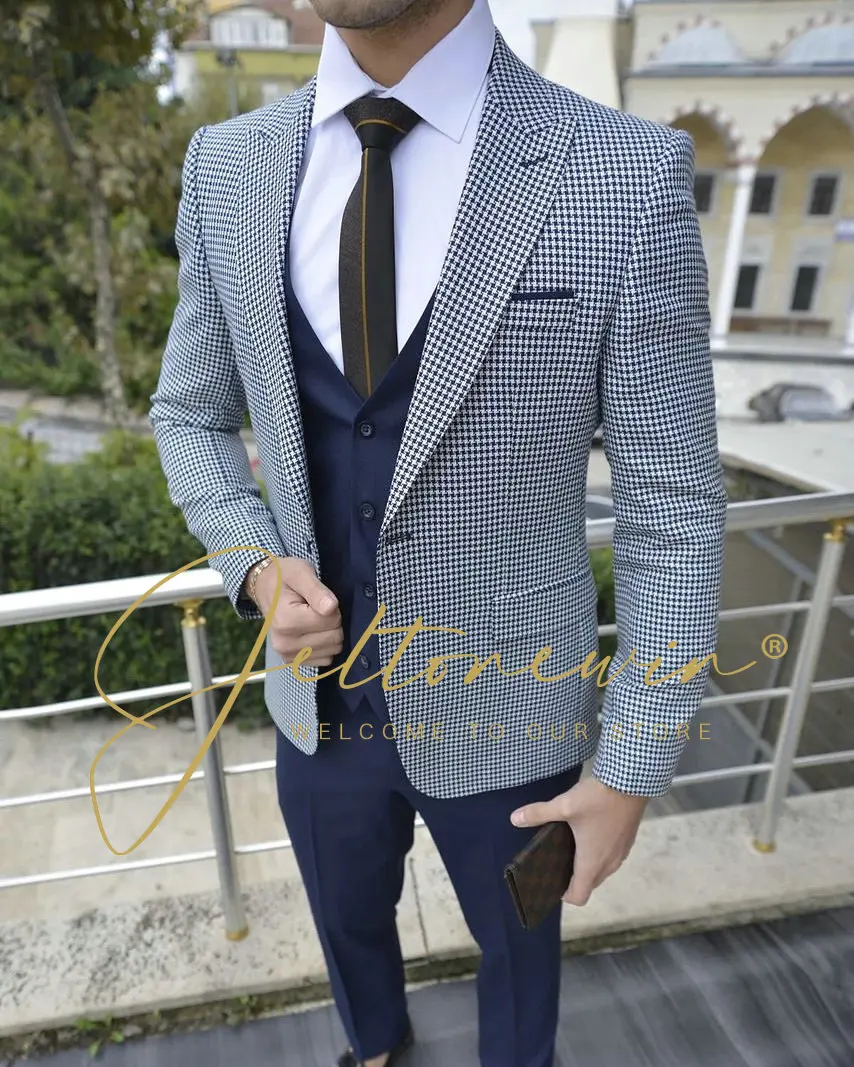 

Серый и синий мужской комплект-смокинг с жилетом. Элегантный современный стиль для жениха, официальных мероприятий и деловых мероприятий.