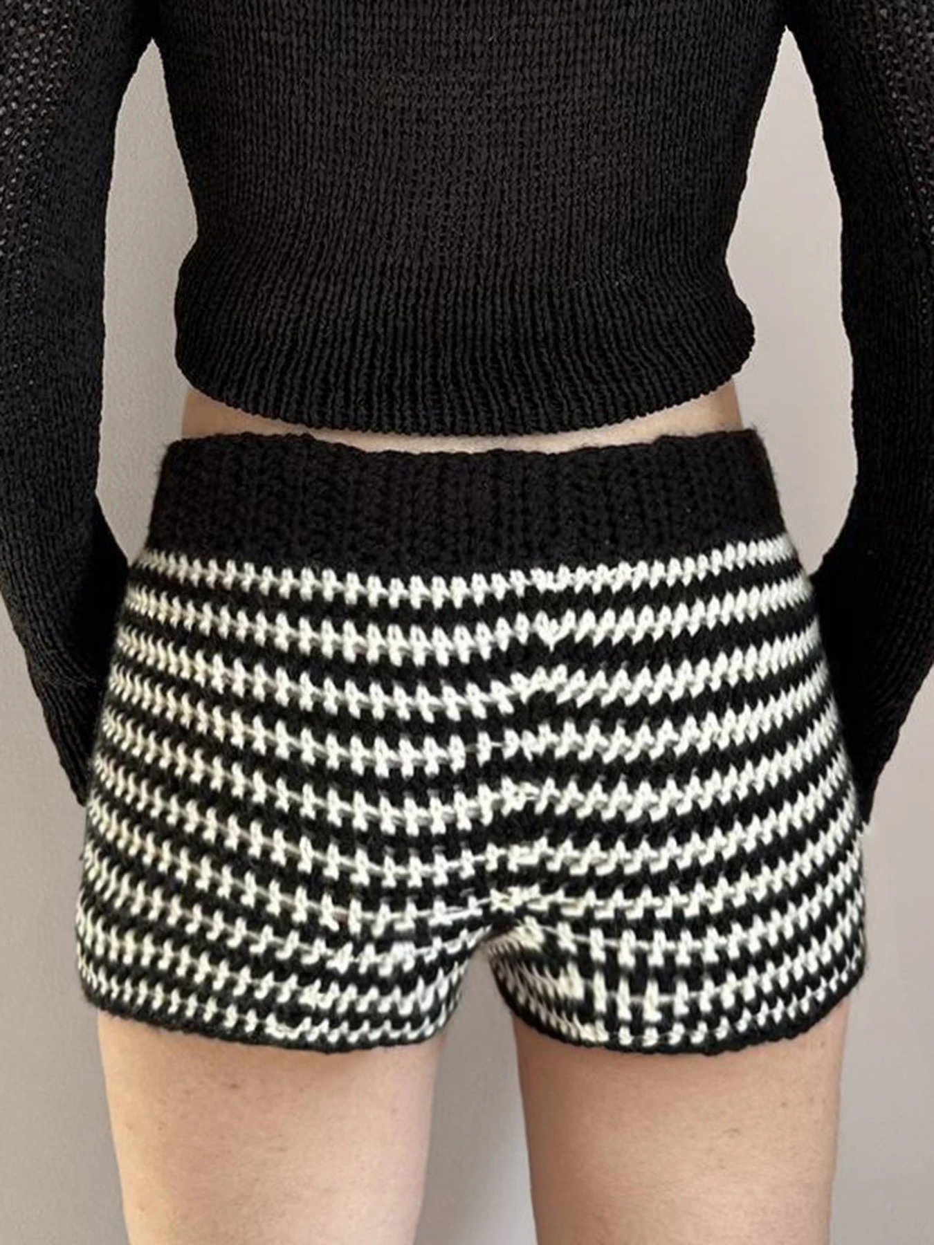 IAMSURE Casual Striped Knitted Shorts Basic Slim Low-Waisted Shorts Women 2024 Autumn Winter Fashion Streetwear Laides Elegant