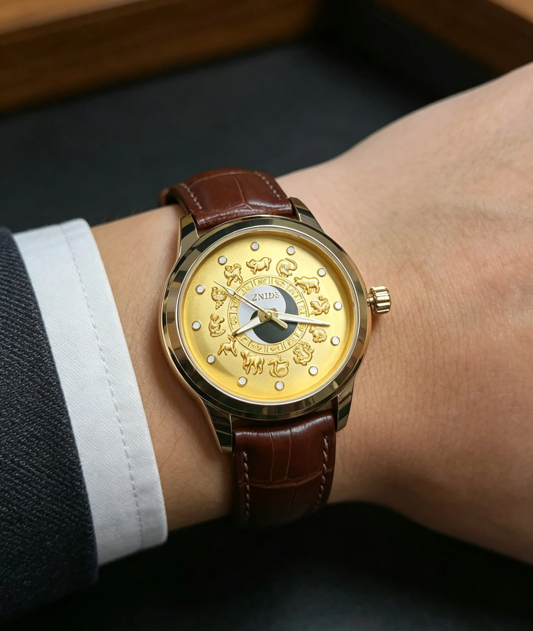 New Stylish Business Casual Men's Watch with Unique Design, Quartz Movement, Chinese Zodiac and Tai Chi Pattern Dial, Round Case, Leather Strap, Fashionable Casual Style, Suitable for Men Who Love Traditional Culture and Personalized Style