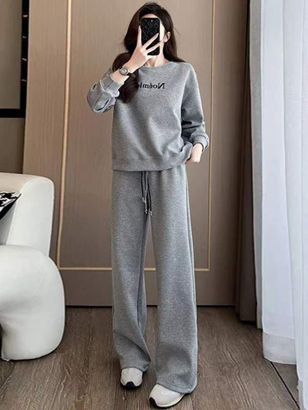 

Весенний повседневный спортивный костюм 2026: модный женский комплект из двух предметов — серый свитшот и широкие брюки, комфортный свободный крой, антивозрастной эффект