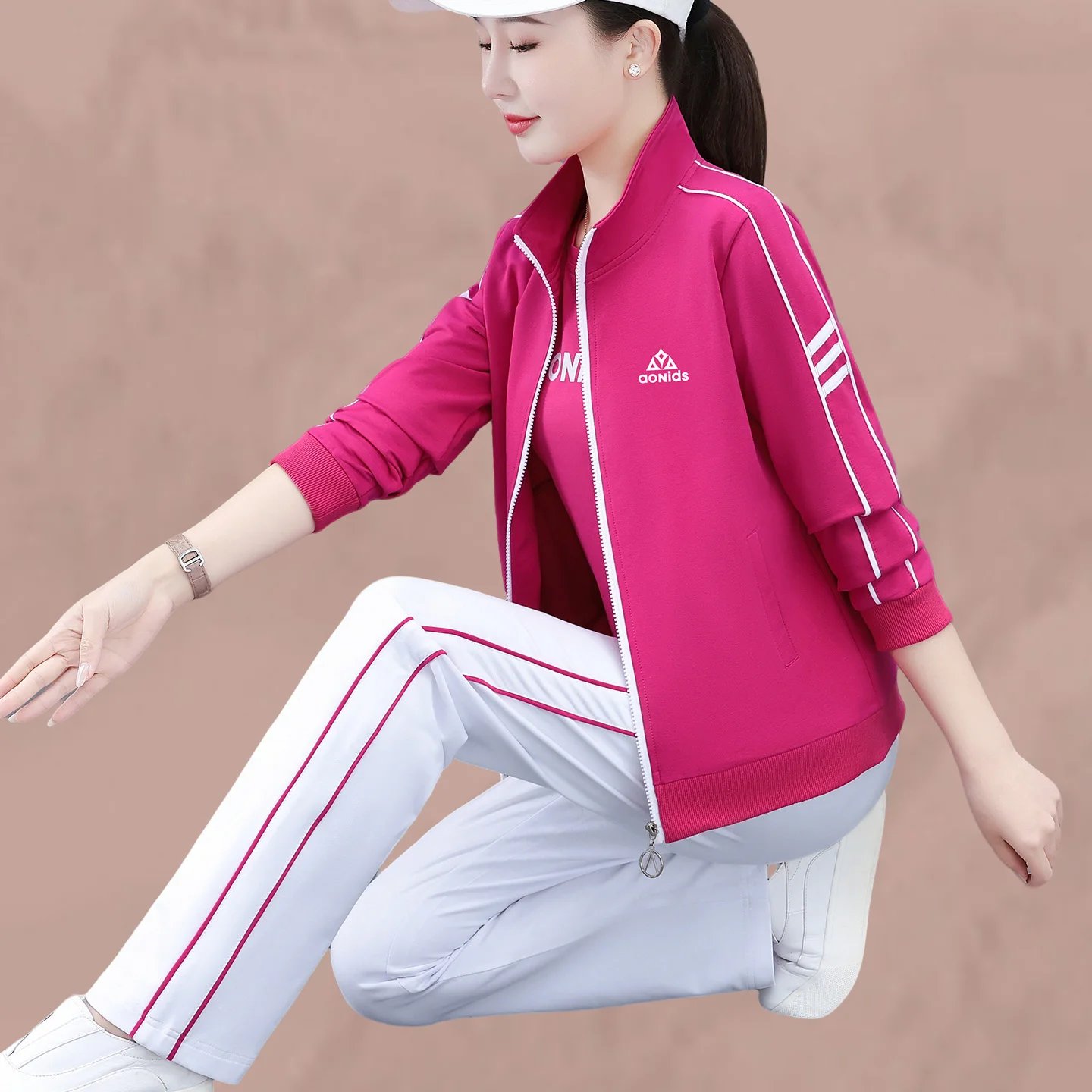 

Модный повседневный комплект из трех предметов для фитнеса и аэробики с флисовой подкладкой: женская рубашка с длинным рукавом, брюки и куртка.