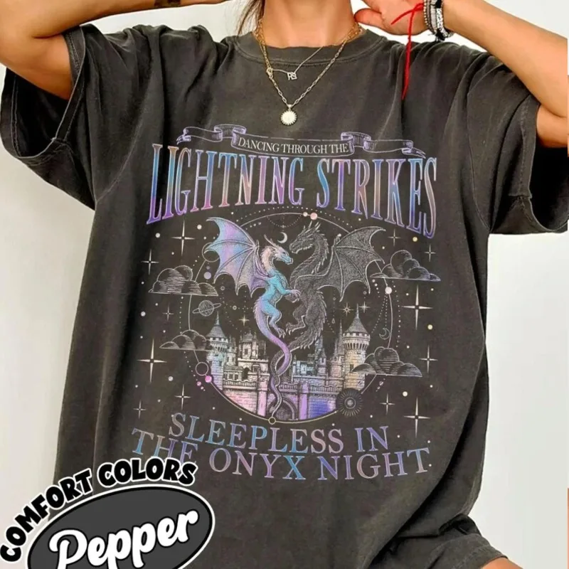 T-shirt Dragon Dancing Through Lightning, T-shirt graphique Dragon Fantasy épique, T-shirt inspiré de la tempête, Cadeau pour les amoureux des dragons
