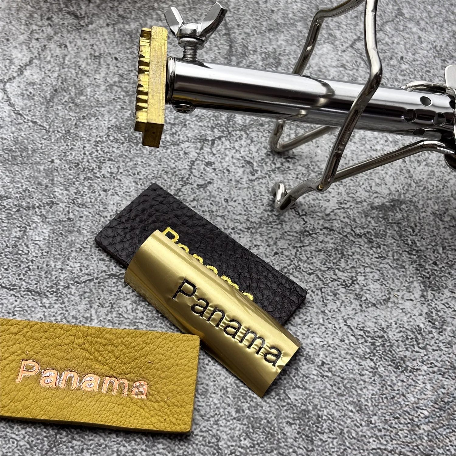 

Горячее тиснение фольгой: индивидуальный логотип, латунная форма, контроль температуры 60-300 градусов, блестящая золотая фольга, тисненый текст