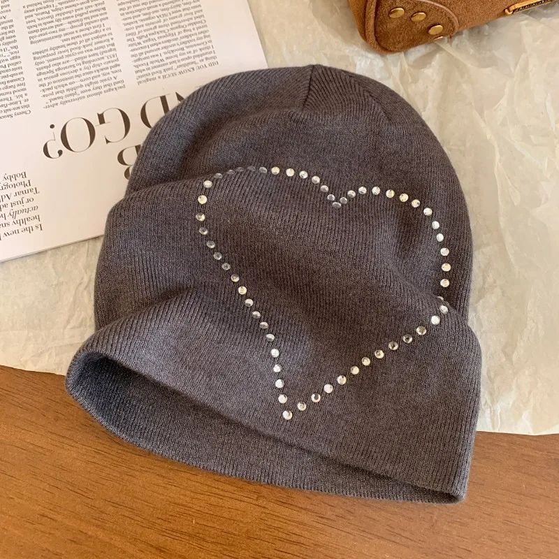Nischen-Trend: Heißer Diamant-Liebesdesign-Pullover, Strickmütze, Herbst-Neuheit, große Größe, lockere Kältemütze, vielseitige Beanie-Kappen für Damen – Detail 5
