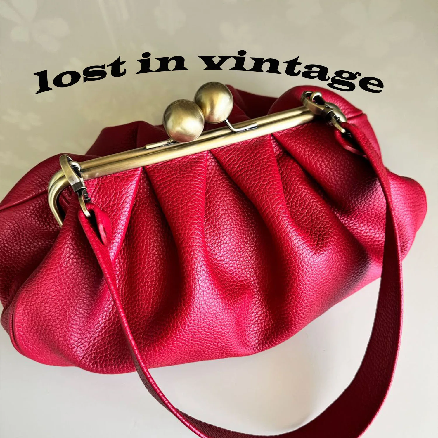 

Винтажная большая сумка-клатч LOST IN VINTAGE 35x20x12см из искусственной кожи с цветным металлическим замком-защелкой, глубокими складками и изысканным дизайном.