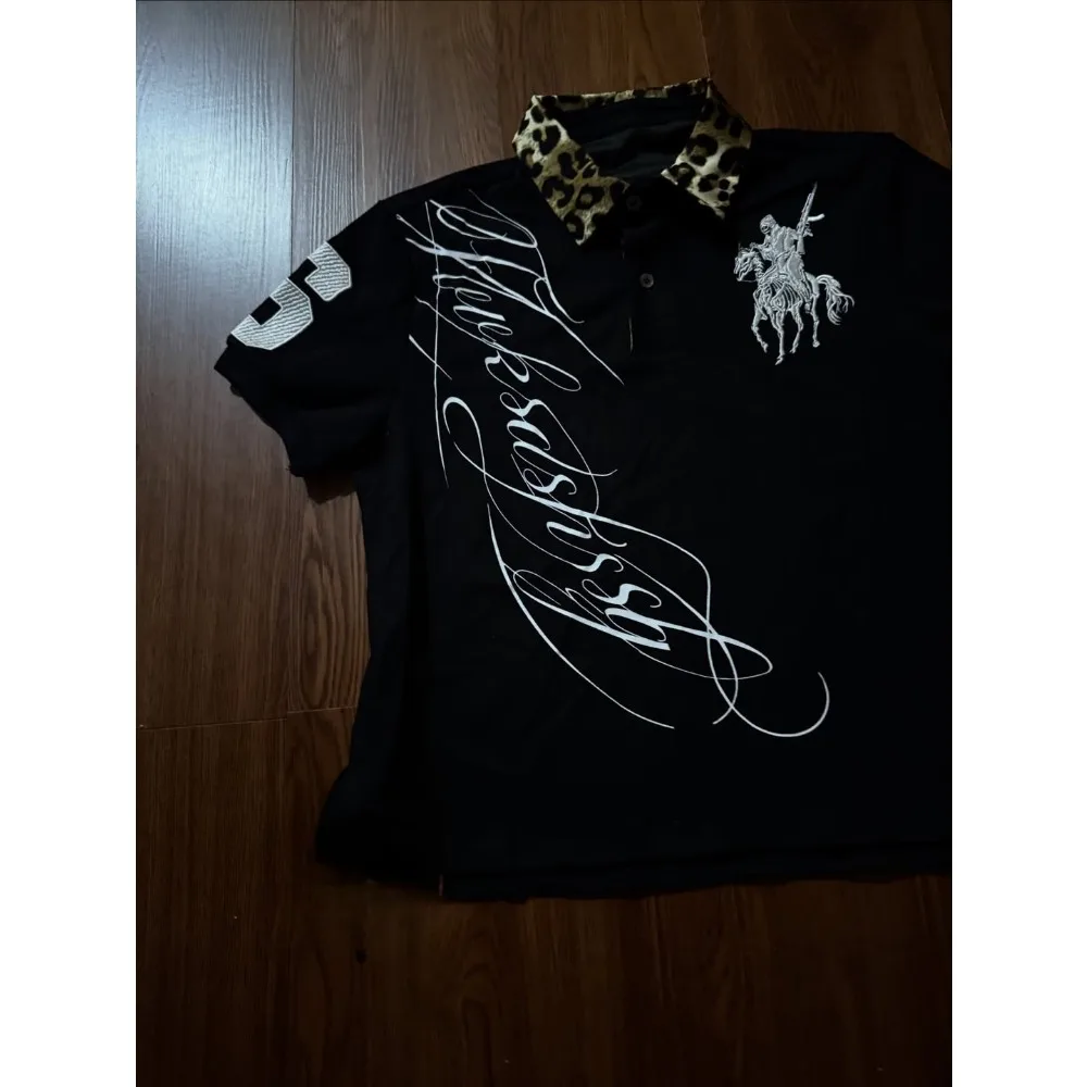 Y2K Gothic Leopardenkragen Poloshirt Retro Ritter Pferd Kurzarm T-Shirt Hip Hop Graffiti Streetwear Harajuku Loose T-Shirt – Detail 3