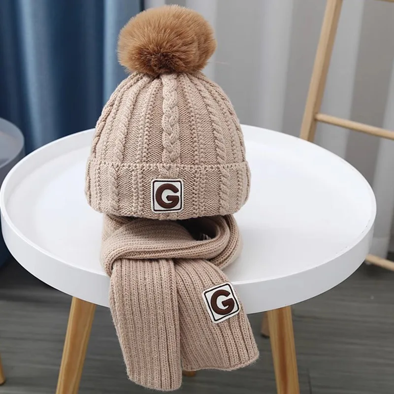2-teiliges Set aus warmen gestrickten Kindermützen und Schals, niedliche Strickmützen mit Buchstabenmuster, bequeme warme Schals für Jungen und Mädchen im Alter von 2-8 Jahren für Herbst und Winter. – Detail 5