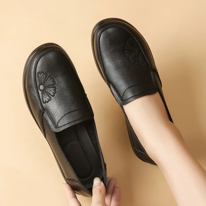Spring Autumn Women Shoes Loafers Soft Leather Shoes Solid Color Casual Shoes Mother Slip On Black Single Shoes Big Size 35-42