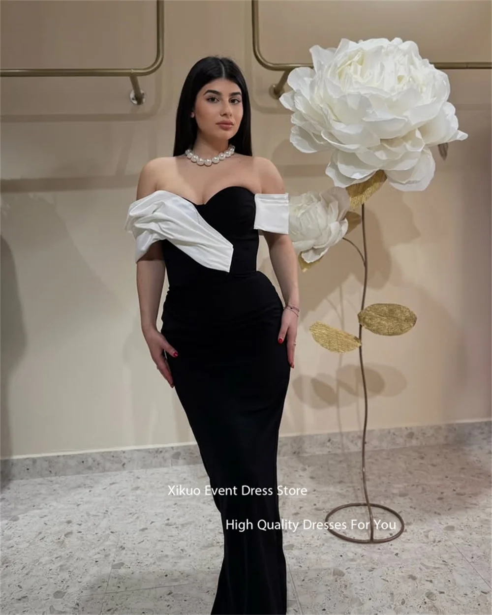 Xikuo Schulterfreies asymmetrisches Abendkleid Meerjungfrau Moderne Promi-Kleider, figurbetont, gerüscht, Abiti Da Cerimonia Donna Maßgeschneidert