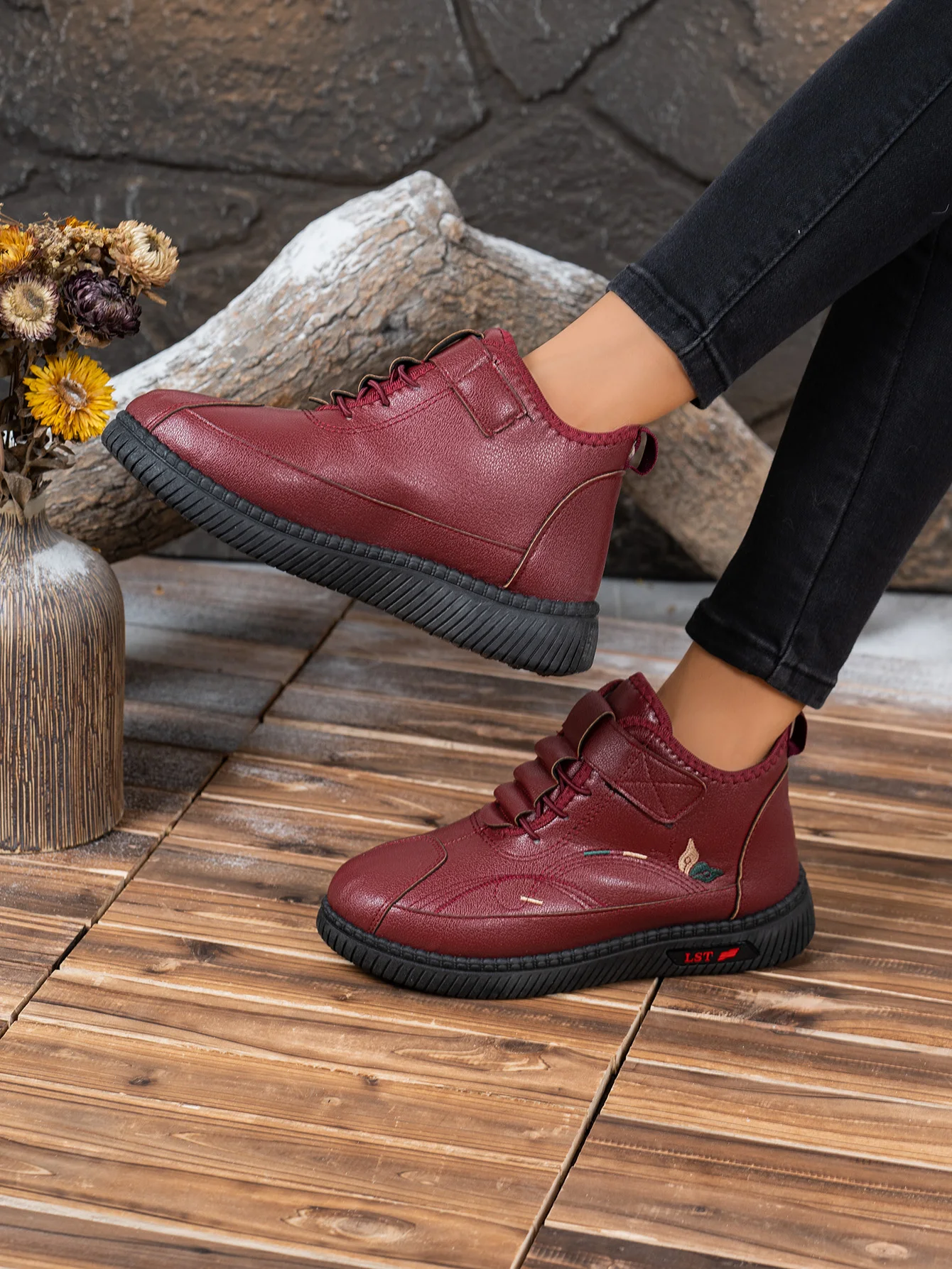 2026 Winter Damen Fleece-Gefütterte Leder-Stiefeletten Klettverschluss Stickerei Rutschfeste Weiche Gummisohle Warme Freizeitstiefel – Detail 2