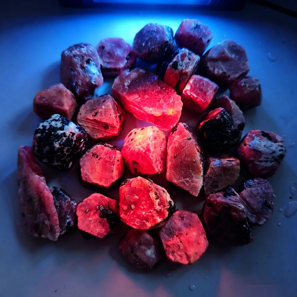 Natural Red Corundum Stone UV Fluorescence Reaction Real Ruby Precious Stone Specimen Mineral Healing Stones Decoration Stone