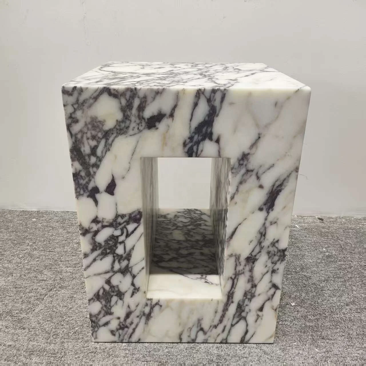 

Приставной столик из натурального фиолетового мрамора, подходит для квартир, вилл, особняков, отелей, гостиных, спален.