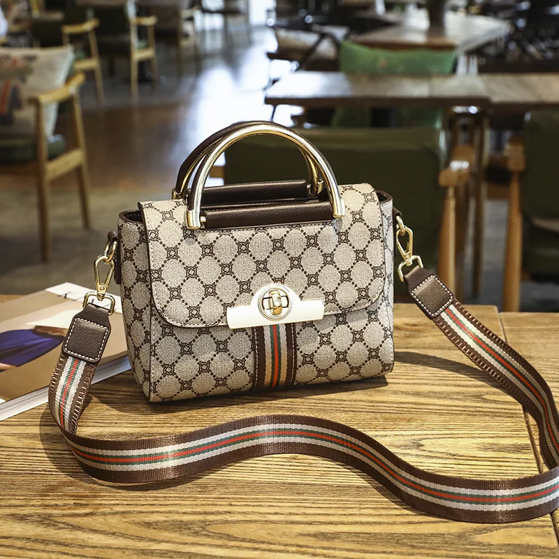 

Elegant Women's Leather Crossbody Bag - Classic Design By Famous Luxury Brand for Fashionable Ladies Daily Use