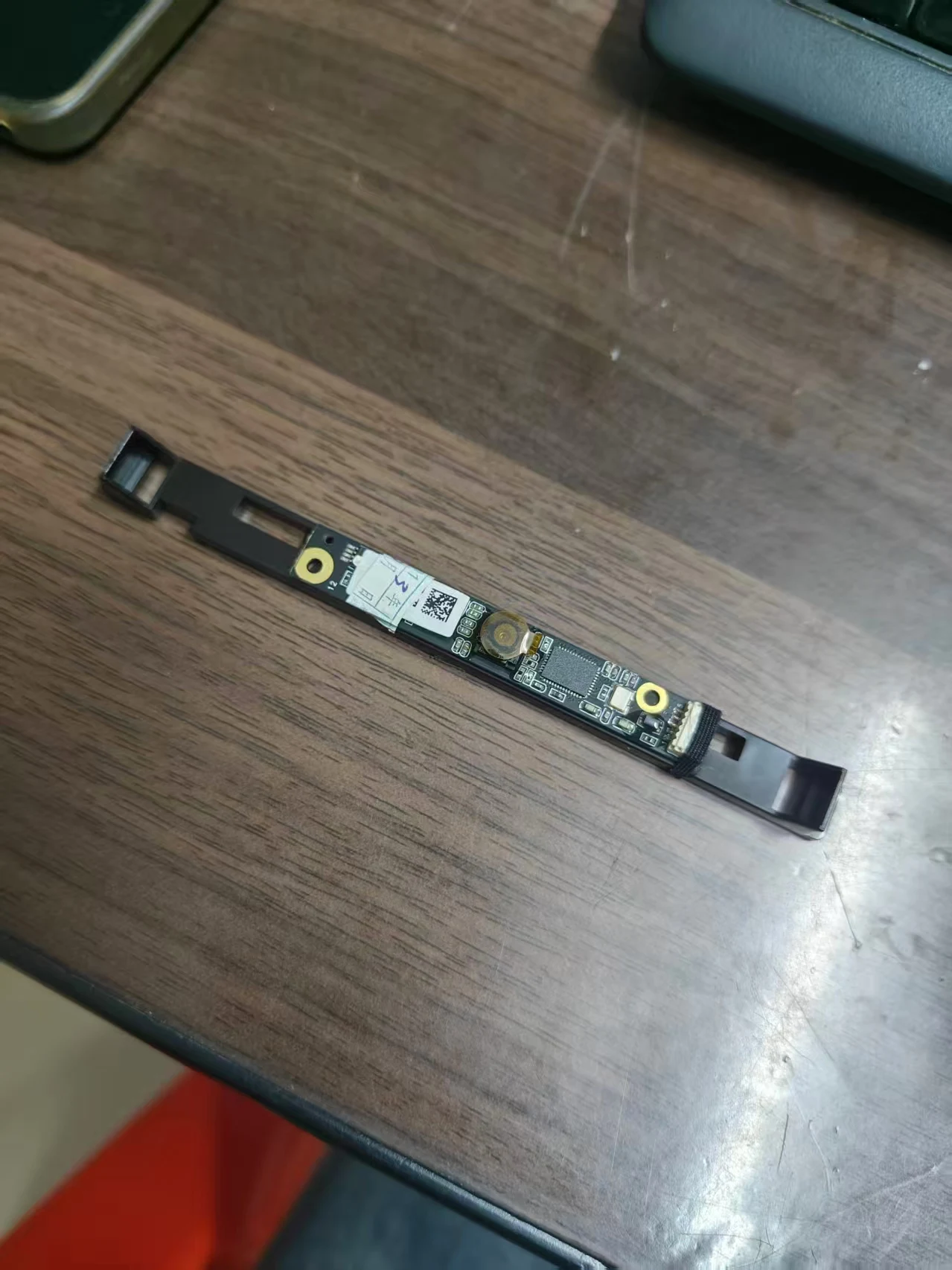 A built-in camera component microphone dedicated to laptops