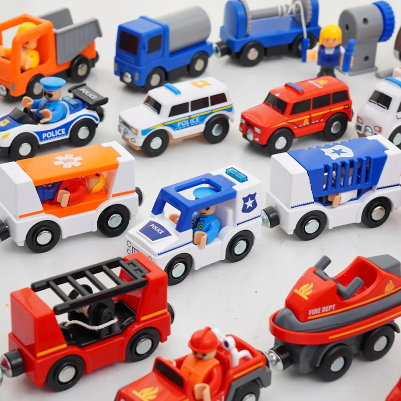 Varietà di veicoli utili per vagoni ferroviari opzionali Piste aerei di auto e treni Giocattolo per auto per bambini compatibile con legno