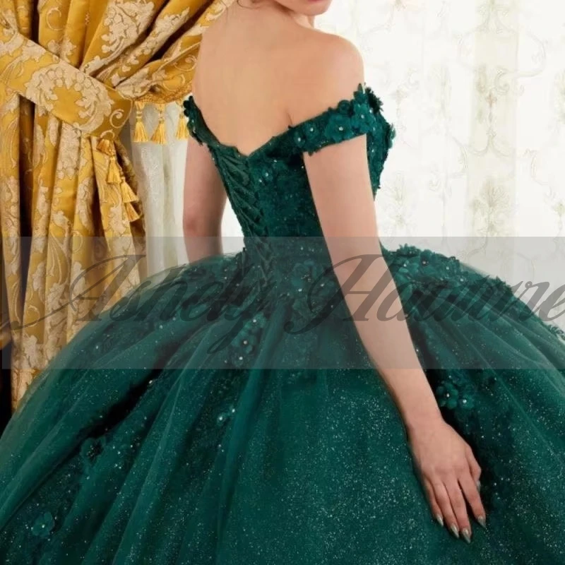 AA220 فساتين Quinceanera الخضراء المخصصة ثوب الكرة الخامس الرقبة الدانتيل زين مشد الكرة تول تنورة المرأة حفلة موسيقية فستان 15 16